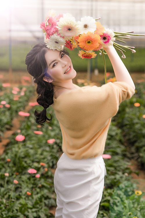 Cô chọn áo thun, quần dài kết hợp cùng kiểu tóc tết khoe nhan sắc rạng rỡ.