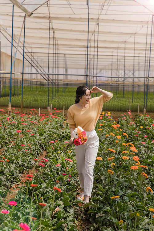 Khác với vẻ ngoài sang trọng, quý phái khi xuất hiện tại các sự kiện, Lý Nhã Kỳ khiến nhiều người bất ngờ bởi hình ảnh giản dị, trẻ trung.