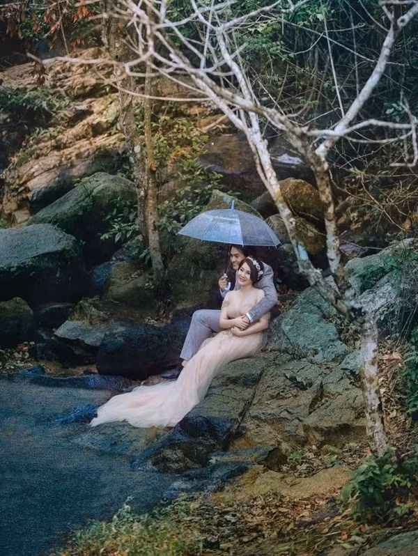 Nhân sự kiện phim "Tiếng sét trong mưa" nổi đình đám, chuyện vợ chồng "cậu Ba" Cao Minh Đạt mếu máo vì mưa cách đây 3 năm được nhắc lại. Trước đám cưới ngày 16/10/2016, vợ chồng Cao Minh Đạt đã gặp rắc rối vì mưa trong buổi chụp ảnh cưới ngoại cảnh ở Vũng Tàu. Dù rất mệt và vất vả nhưng vợ chồng anh bảo nhau cố gắng để có ảnh cưới đẹp.