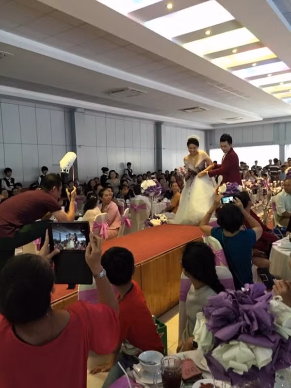 Trong đám cưới vào cuối năm 2014 ở Tiền Giang, diễn viên Lê Khánh suýt ngã vì giẫm vào váy khi tiến lên sân khấu. May mà chú rể Tuấn Khải đã kịp đỡ vợ và giúp cô giữ váy.