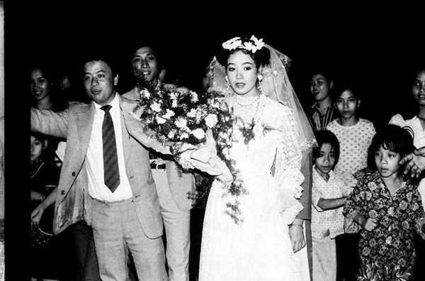 Ngày 15/3/1987, nhạc sĩ Đỗ Hồng Quân và diễn viên Chiều Xuân kết hôn tại Hà Nội. Dù hơn 30 năm nhưng Chiều Xuân vẫn nhớ chuyện đám trẻ khu phố Thụy Khuê đã tới níu váy, chặn đường không cho cô về nhà chồng. Sau đó, bố mẹ và anh Chiều Xuân phải thuyết phục mấy lần thì nữ nghệ sĩ mới được "tha", lên xe hoa về nhà chồng.