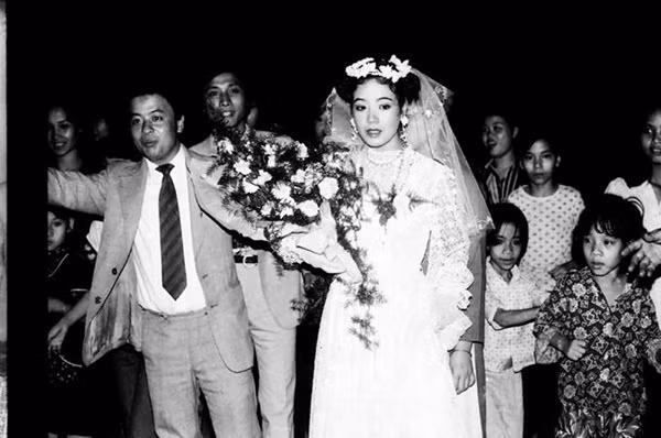 Ngày 15/3/1987, nhạc sĩ Đỗ Hồng Quân và diễn viên Chiều Xuân kết hôn tại Hà Nội. Dù hơn 30 năm nhưng Chiều Xuân vẫn nhớ chuyện đám trẻ khu phố Thụy Khuê đã tới níu váy, chặn đường không cho cô về nhà chồng. Sau đó, bố mẹ và anh Chiều Xuân phải thuyết phục mấy lần thì nữ nghệ sĩ mới được "tha", lên xe hoa về nhà chồng.