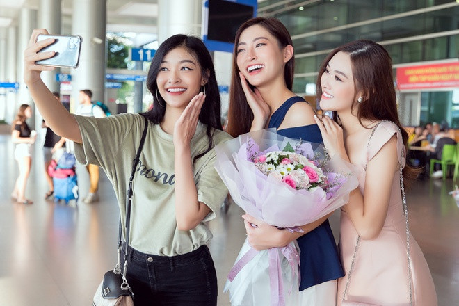 Lương Thùy Linh cho biết cả ba có mối quan hệ thân thiết sau khi đăng quang. Thời gian qua, cả ba tập trung sống và tập luyện ở TP.HCM nên họ càng gắn bó hơn. Theo hoa hậu, mỗi người có con đường và thế mạnh riêng nên giữa họ không có sự ghen tỵ, mâu thuẫn.