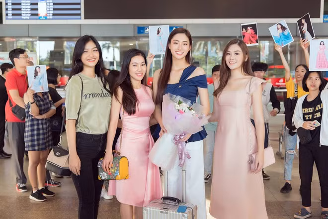 Xuất hiện sau chặng bay dài, Hoa hậu Lương Thùy Linh vẫn rạng rỡ và thanh lịch. Đón người đẹp 10X tại sân bay có Á hậu Tường San, Kiều Loan và đông đảo khán giả. Trong khi Tường San diện đầm hồng ngọt ngào, Kiều Loan mặc quần jean và áo thun đơn giản.