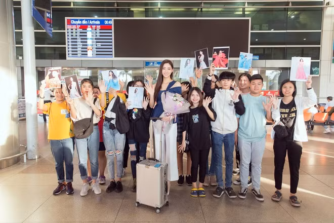 Hoa hậu Lương Thùy Linh vừa trở về nước sau gần một tháng tham gia Miss World 2019 tại Anh. Đại diện của Việt Nam ghi dấu ấn tại đấu trường nhan sắc quốc tế nhờ khả năng thuyết trình tiếng Anh sắc sảo. Cô lọt top 12 thí sinh xuất sắc của Miss World 2019. Đây là thành tích tốt nhất của người đẹp Việt ở Miss World trong vài năm qua.