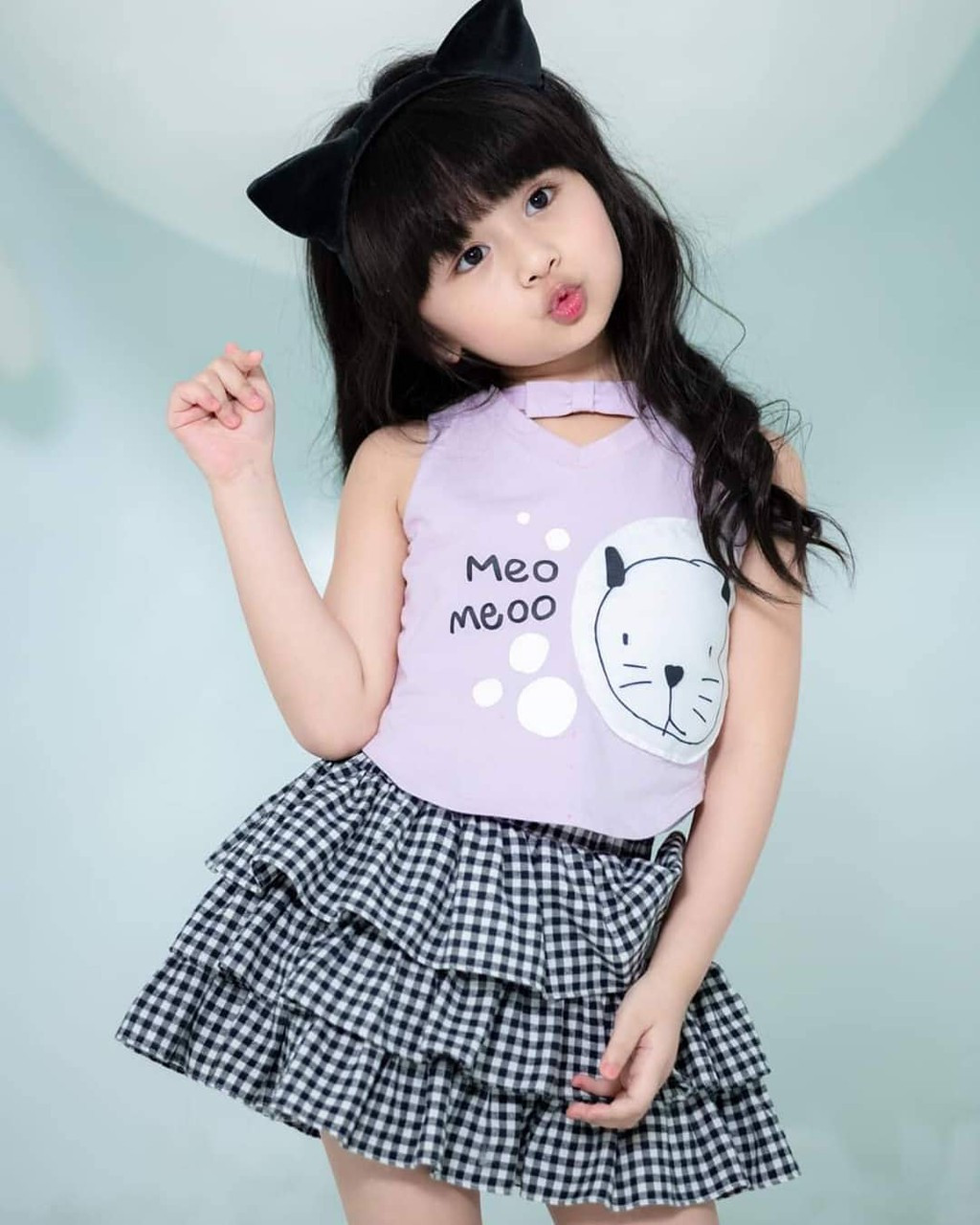 "Tiểu Baifern" thường mặc những bộ đầm công chúa lộng lẫy, khoe vẻ đáng yêu, dễ thương.