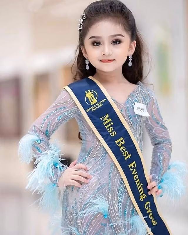 "Tiểu Baifern" sở hữu khuôn mặt bầu bĩnh, làn da trắng và các đường nét thanh tú.