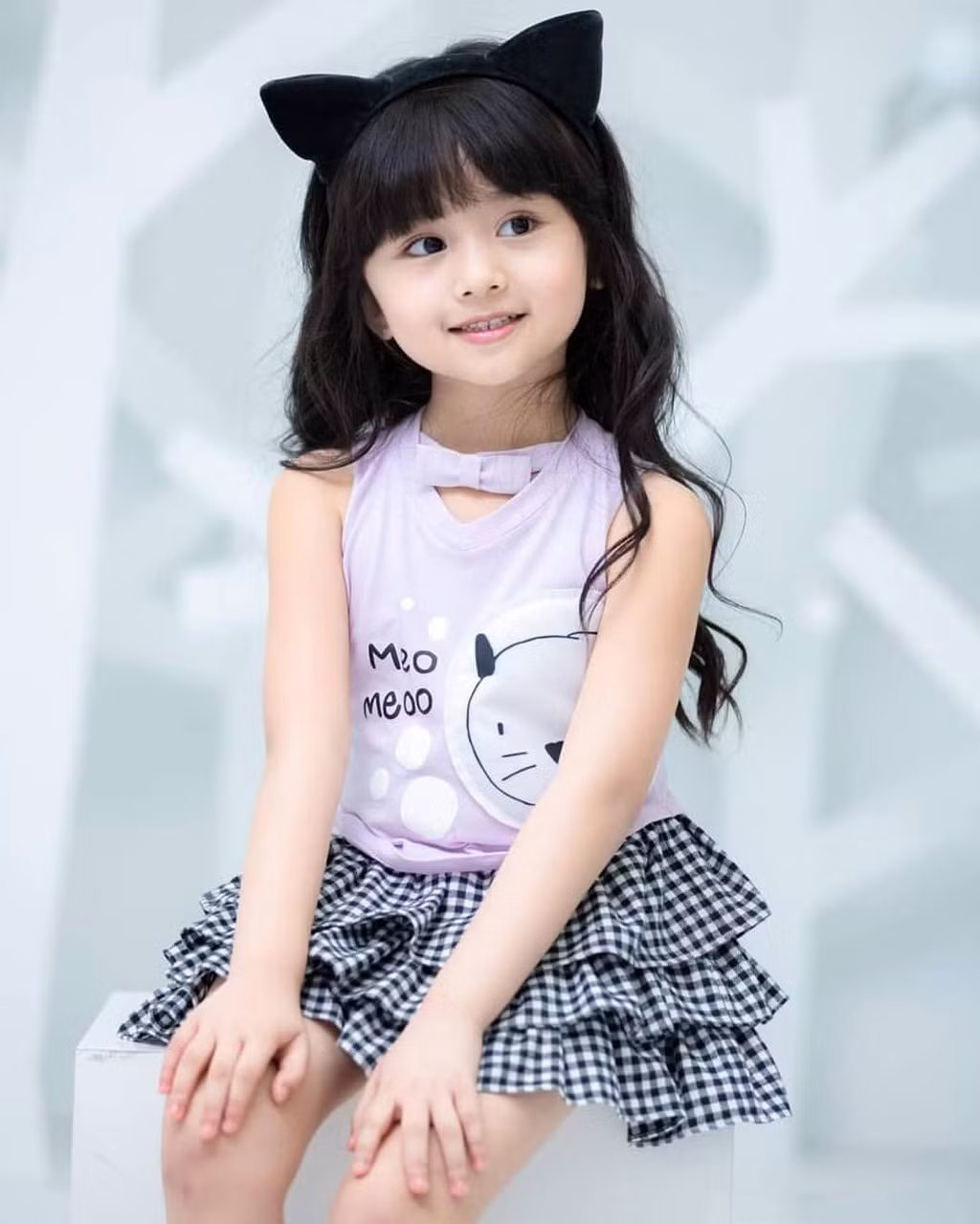 Cô bé có chiều cao 1,2 m và nặng 20 kg. Baifern Freya có đôi mắt to, tròn và mái tóc dài, được tạo kiểu điệu đà.