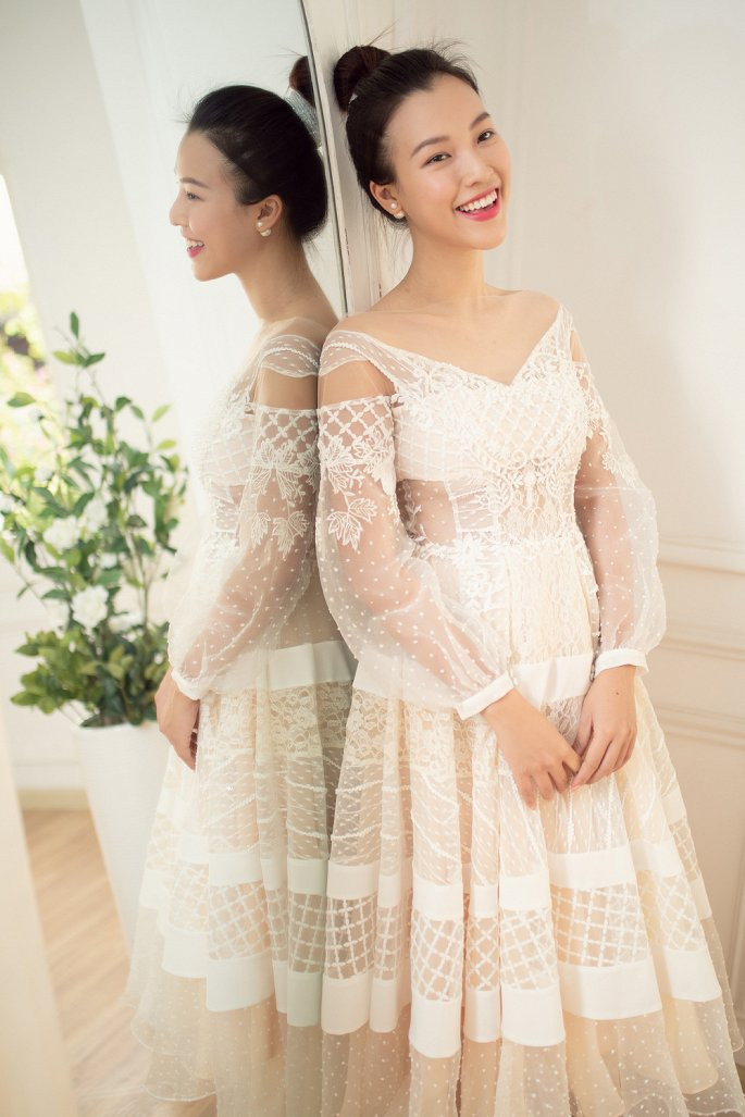 Người đẹp thừa nhận, cô cảm thấy an toàn và bình yên khi ở bên cạnh người yêu. Cặp đôi yêu xa suốt thời gian qua nhưng luôn biết cách giữ lửa cho tình yêu của mình.