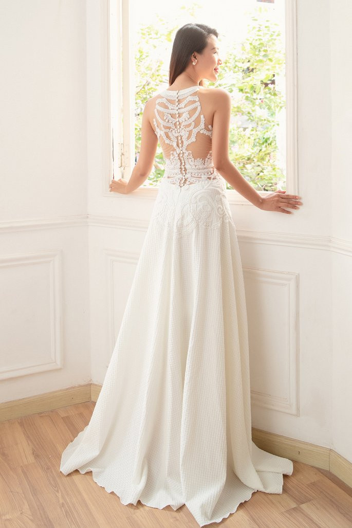 Váy hở lưng là một lựa chọn rất ổn cho những người đẹp sở hữu vóc dáng thon gọn, gợi cảm như Hoàng Oanh. Phom dáng rũ tự nhiên giúp Hoàng Oanh vẫn đủ xinh đẹp, rạng rỡ nhưng không nhạt nhòa.