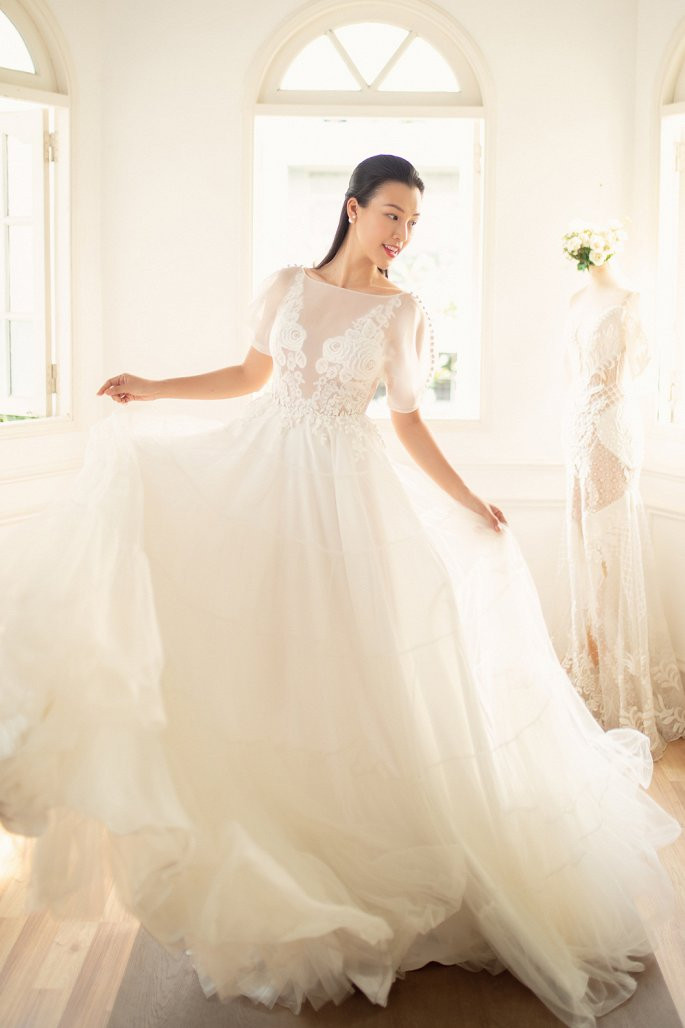 Chồng sắp cưới của Hoàng Oanh là người Mỹ, đang sống tại Singapore. Cặp đôi quen biết sau gần nửa năm Hoàng Oanh chia tay Huỳnh Anh. Bạn trai miệt mài theo đuổi Á hậu Hoàng Oanh gần 2 năm và khiến cô nhiều lần cảm động.