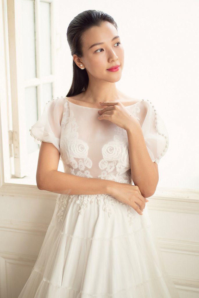 Là người luôn “kín tiếng" trong cuộc sống cá nhân, phải đến gần đây Hoàng Oanh mới chịu tiết lộ nhiều với truyền thông và khán giả về chồng của mình. Lễ cưới của Hoàng Oanh diễn ra vào ngày 1/12 tại TP.HCM. Đây là tin vui tiếp theo của showbiz Việt, sau 3 đám cưới trong tháng 11 của Đông Nhi, Bảo Thy và Giang Hồng Ngọc.