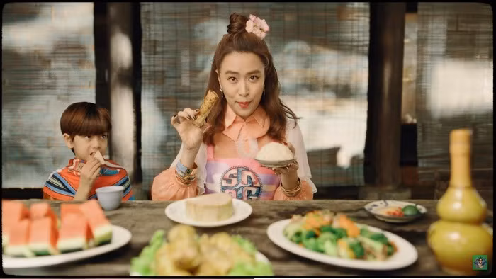 Hoang Thuy Linh ngu y buong bo chuyen qua khu