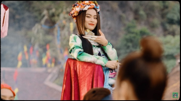 Hoang Thuy Linh ngu y buong bo chuyen qua khu-Hinh-3