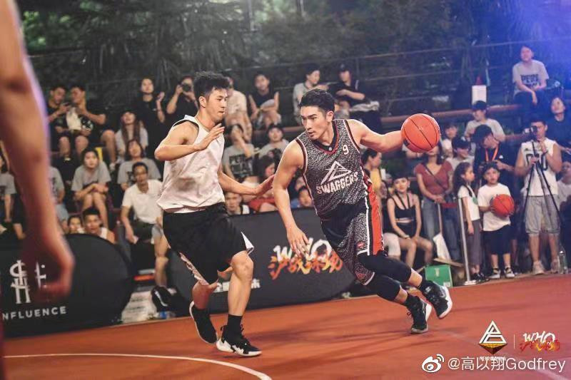 Tài tử người Đài Loan chia sẻ ảnh đi chơi bóng rổ với trạng thái tinh thần thoải mái, vui vẻ cùng các đồng đội trong PB Swaggers. Cao Dĩ Tường là người rất thích thể thao và có tình yêu đặc biệt với bóng rổ.