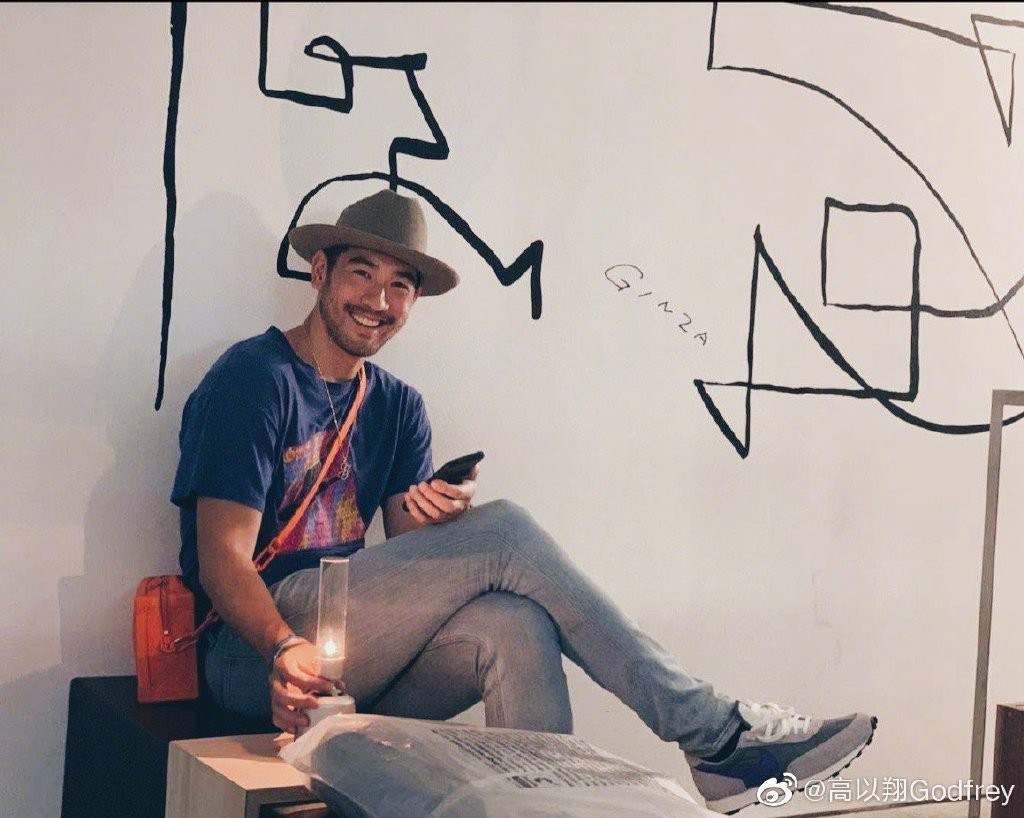 Cao Dĩ Tường sinh năm 1984 tại Đài Loan, nhưng trưởng thành ở Canada. Sau khi tốt nghiệp đại học, nam diễn viên trở về quê hương với nguyện vọng trở thành một tuyển thủ bóng rổ chuyên nghiệp. Tuy nhiên, ngoại hình lai Tây, gương mặt điển trai, nam tính cùng chiều cao ấn tượng của Cao Dĩ Tường nhanh chóng lọt vào mắt xanh của các công ty giải trí. Năm 2006, anh chính thức bước chân vào giới showbiz.