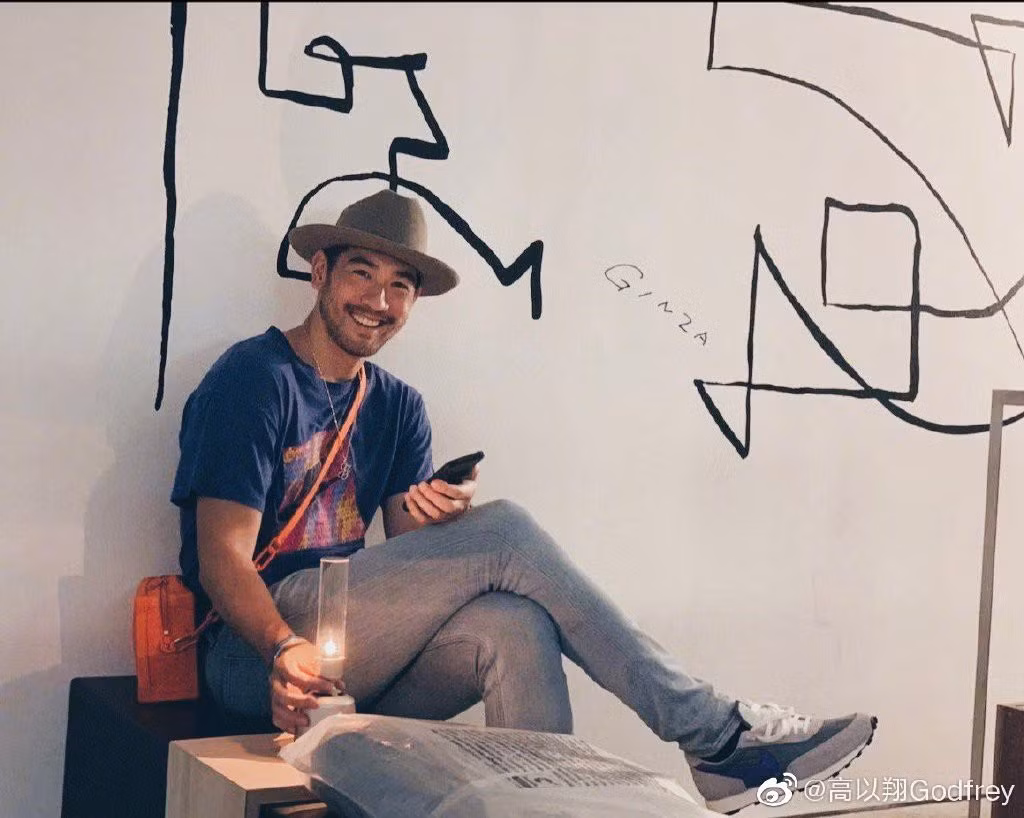 Cao Dĩ Tường sinh năm 1984 tại Đài Loan, nhưng trưởng thành ở Canada. Sau khi tốt nghiệp đại học, nam diễn viên trở về quê hương với nguyện vọng trở thành một tuyển thủ bóng rổ chuyên nghiệp. Tuy nhiên, ngoại hình lai Tây, gương mặt điển trai, nam tính cùng chiều cao ấn tượng của Cao Dĩ Tường nhanh chóng lọt vào mắt xanh của các công ty giải trí. Năm 2006, anh chính thức bước chân vào giới showbiz.