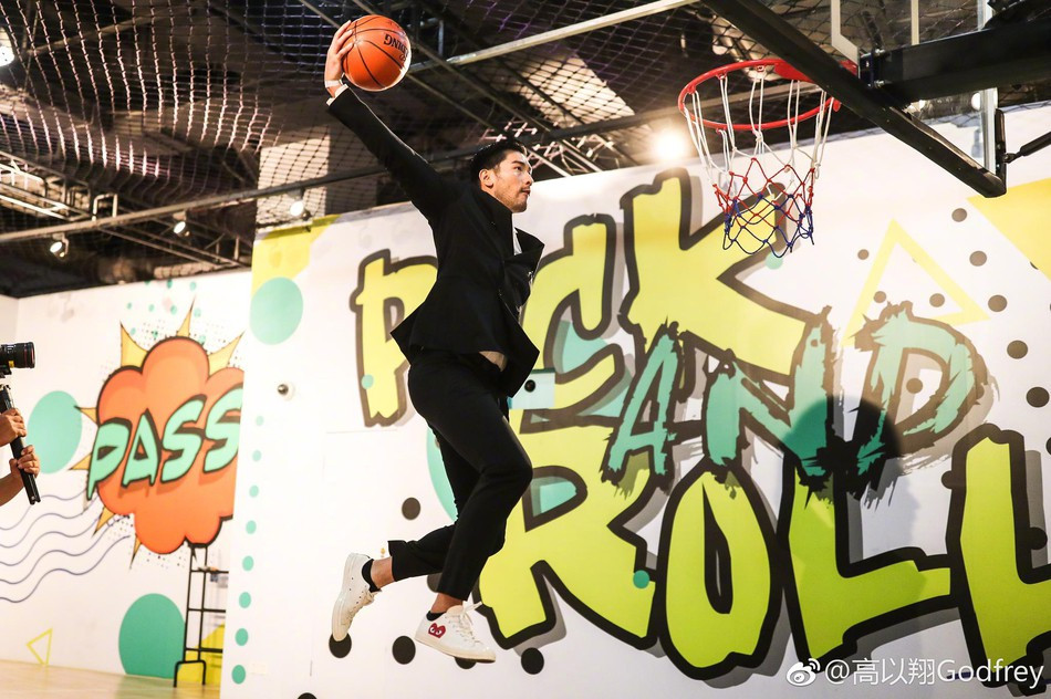 Trước khi lấn sân sang lĩnh vực nghệ thuật, Cao Dĩ Tường từng là tuyển thủ bóng rổ với chiều cao ấn tượng 1,95 m.