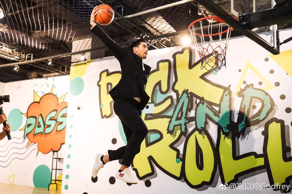 Trước khi lấn sân sang lĩnh vực nghệ thuật, Cao Dĩ Tường từng là tuyển thủ bóng rổ với chiều cao ấn tượng 1,95 m.