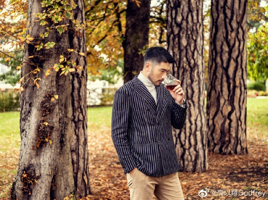 Trước ngày qua đời, nam diễn viên còn đăng tải bộ ảnh quảng cáo cho một nhãn hiệu thời trang. Không ai ngờ rằng Cao Dĩ Tường lại đột ngột ra đi trong lúc làm việc.