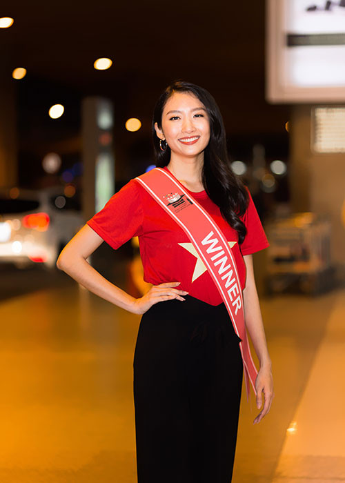 Trở về trong niềm kiêu hãnh, tân hoa hậu xuất hiện với trang phục đơn giản trong màu cờ sắc áo Việt Nam.