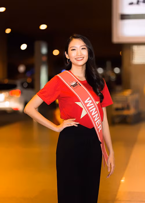 Trở về trong niềm kiêu hãnh, tân hoa hậu xuất hiện với trang phục đơn giản trong màu cờ sắc áo Việt Nam.