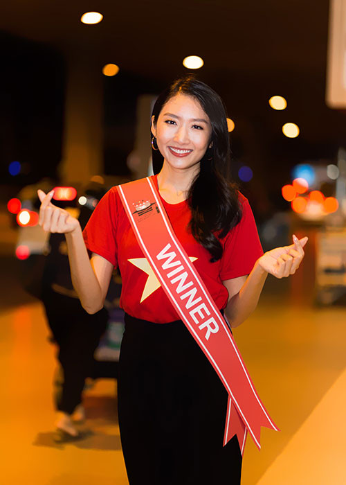 Hình ảnh rạng rỡ của Hoa hậu Thanh Khoa ở sân bay.