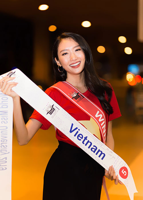 Đáp lại tình cảm của mọi người, nàng hậu còn sải bước catwalk ngay giữa sân bay.