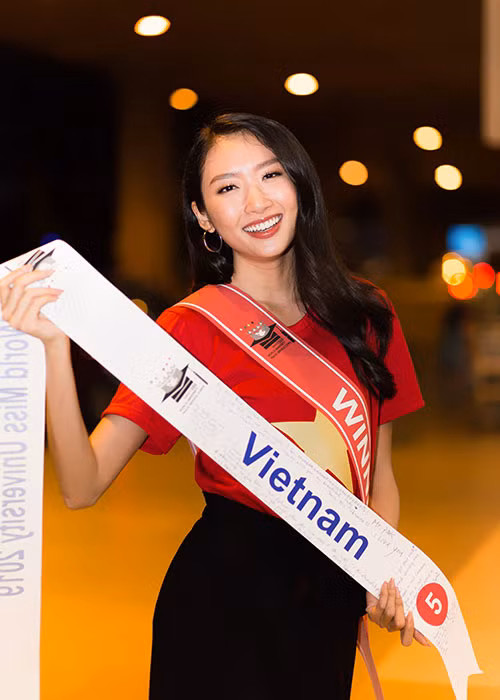 Đáp lại tình cảm của mọi người, nàng hậu còn sải bước catwalk ngay giữa sân bay.