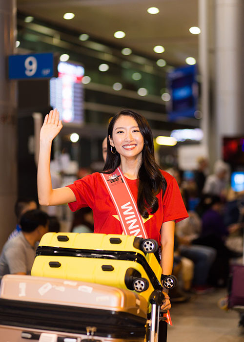 Sau hành trình chinh phục vương miện, tối 22/12 Thanh Khoa đã trở về nước trong sự chào đón của người thân gia đình.