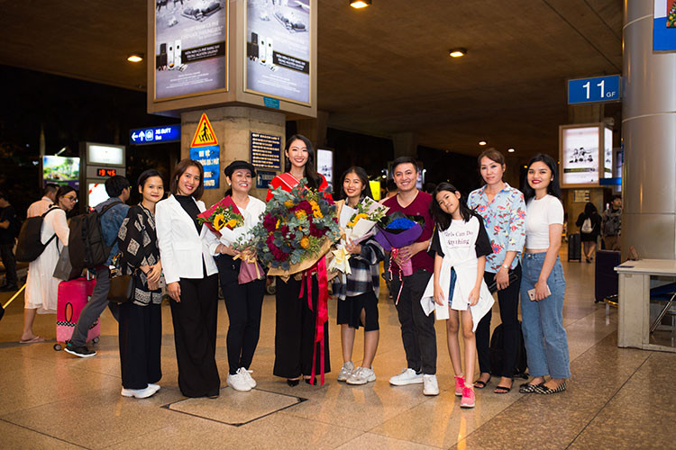 Thanh Khoa được gia đình người thân chào đón và tặng hoa khi trở về.