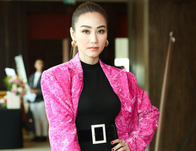 Ngân Khánh tiếp tục trung thành với phong cách menswear mạnh mẽ, cá tính. Những năm qua, nữ diễn viên gần như rút khỏi thị trường giải trí để tập trung cho việc học tại Singapore và cuộc sống gia đình. Cô cũng tận hưởng cuộc sống với những chuyến du lịch nước ngoài.