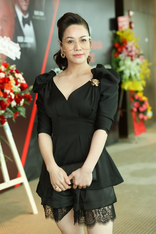 Tối ngày 15/11, nữ diễn viên Tiếng sét trong mưa tố chồng cũ không cho gặp con với lời lẽ bức xúc: “Tôi lạy anh, anh Bửu Lộc ơi. Làm ơn cho tôi gọi Facetime để nhìn con một chút. Anh đừng ích kỷ, nhỏ nhen như vậy”. Trả lời trên Zing.vn ngày 16/11, chồng cũ của nữ diễn viên Nhật Kim Anh là Bửu Lộc khẳng định thông tin Nhật Kim Anh đưa ra là không đúng. Anh còn chỉ trích hành động của vợ cũ.