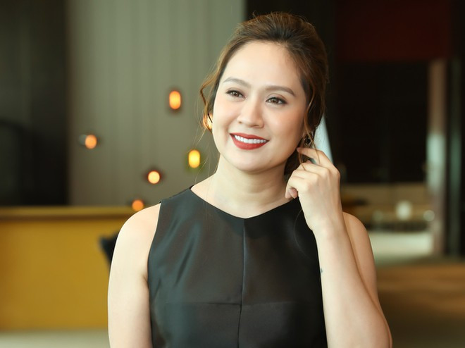 Thanh Thuý xuất hiện một mình thay vì đi cùng ông xã Đức Thịnh như mọi khi. Cô mặc chiếc váy đen giản dị. Bày tỏ quan điểm trong sự kiện, nữ diễn viên cho biết: “Tôi luôn mong ngành điện ảnh nói riêng và nghệ thuật nước nhà nói chung sẽ được tiếp cận với những cái mới mẻ từ nước ngoài”.