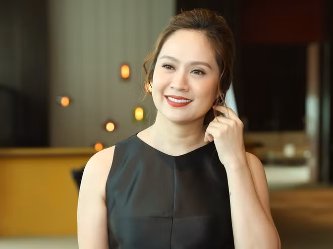 Thanh Thuý xuất hiện một mình thay vì đi cùng ông xã Đức Thịnh như mọi khi. Cô mặc chiếc váy đen giản dị. Bày tỏ quan điểm trong sự kiện, nữ diễn viên cho biết: “Tôi luôn mong ngành điện ảnh nói riêng và nghệ thuật nước nhà nói chung sẽ được tiếp cận với những cái mới mẻ từ nước ngoài”.