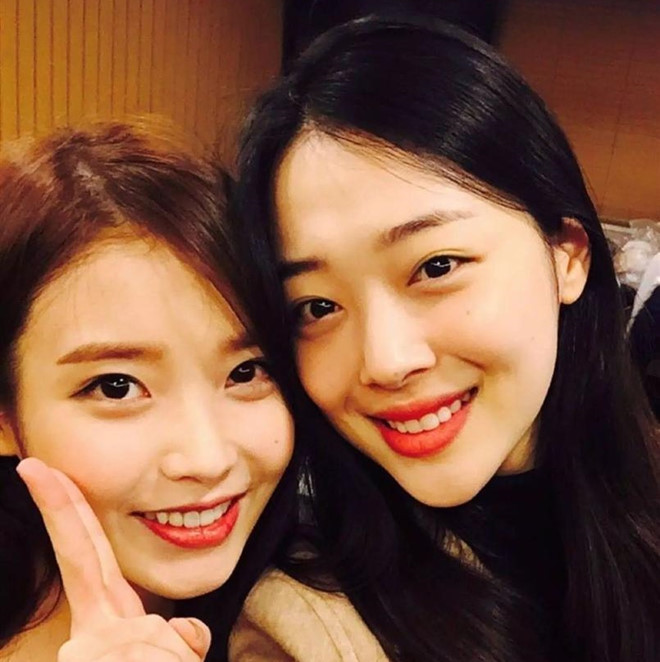 IU kien ke phi bang trong qua trinh dien ra tang le ca si Sulli