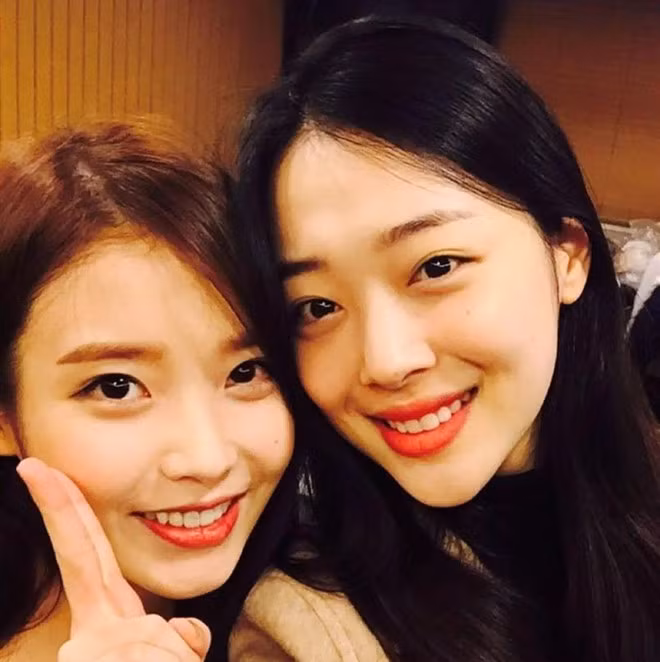 IU kien ke phi bang trong qua trinh dien ra tang le ca si Sulli