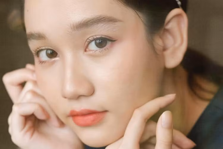 Trúc Anh sở hữu gương mặt bầu bĩnh, chiếc mũi cao, đôi môi hình trái tim cùng đôi mắt trong veo, ngây thơ.