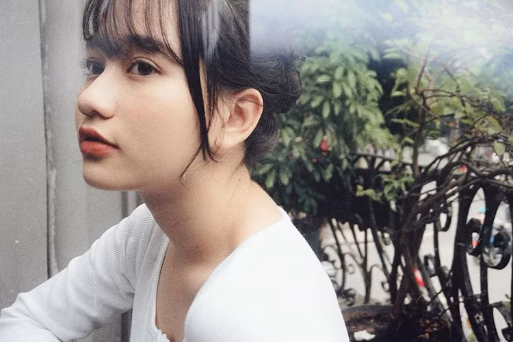 Với ngoại hình xinh đẹp, Trúc Anh vào vai nữ chính của "Mắt biếc" khiến fan thích thú.