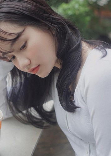 Nữ diễn viên sinh năm 1998 luôn xuất hiện với hình ảnh dịu dàng.