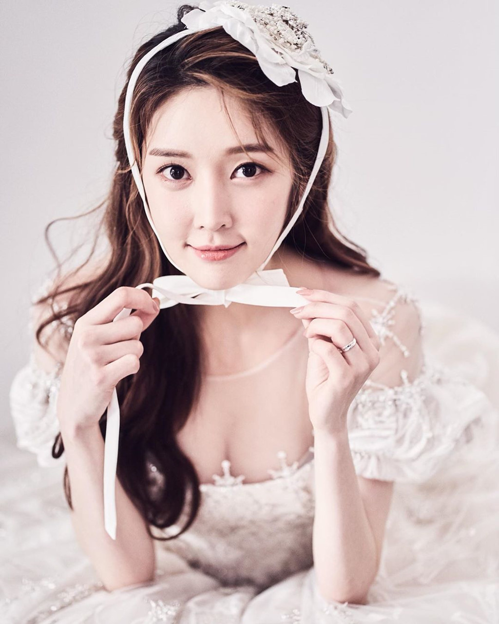 Han Ah Reum sinh năm 1994, gia nhập T-Ara vào tháng 7/2012. Cô là thành viên thứ 8, đảm nhận vai trò rap và hát phụ của nhóm. Tuy chỉ hoạt động hơn một năm nhưng giọng ca 25 tuổi đã tham gia vào nhiều bản hit như Day By Day, Don't Leave, Day And Night...