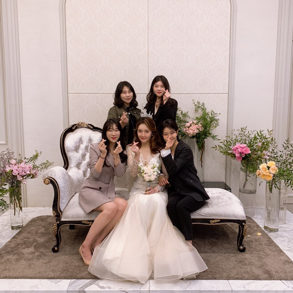 Ah Reum từng ngỏ ý mời tất cả thành viên T-Ara tới dự hôn lễ của mình, tuy nhiên, do kế hoạch kết hôn thay đổi đột ngột, T-Ara không thể tới tham dự.