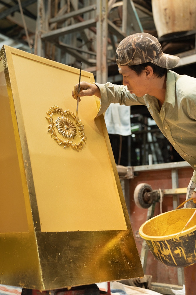 Ngoài ra, những chi tiết dát vàng còn nhằm mục đích tạo sự cổ điển, sang trọng cho tổng thể không gian âm nhạc của Q show 2.