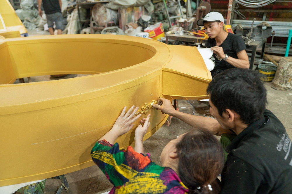 Từ chi tiết nhỏ nhất cho tới những món đồ lớn đều được các nghệ nhân lành nghề tỉ mỉ dát vàng bằng cách thủ công.