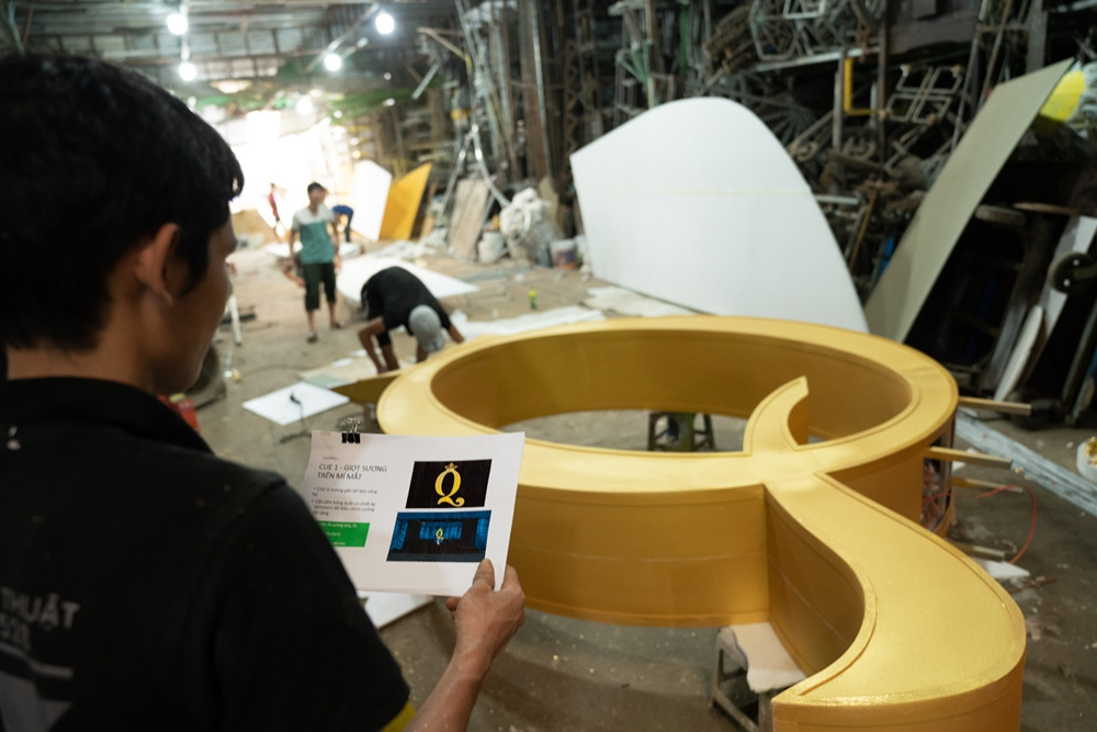 Trước đó, Lệ Quyên và đạo diễn Việt Tú đã “phá lệ” hé lộ một số dàn dựng đặc biệt của Q show 2. Một trong những phần trình diễn hứa hẹn gây hiệu quả thị giác cao nhất là tiết mục sử dụng nhân tượng. Theo đó, 40 nghệ sĩ nhân tượng sẽ lên sân khấu và đứng yên tạo thành một bức tranh 4D bằng người thật.