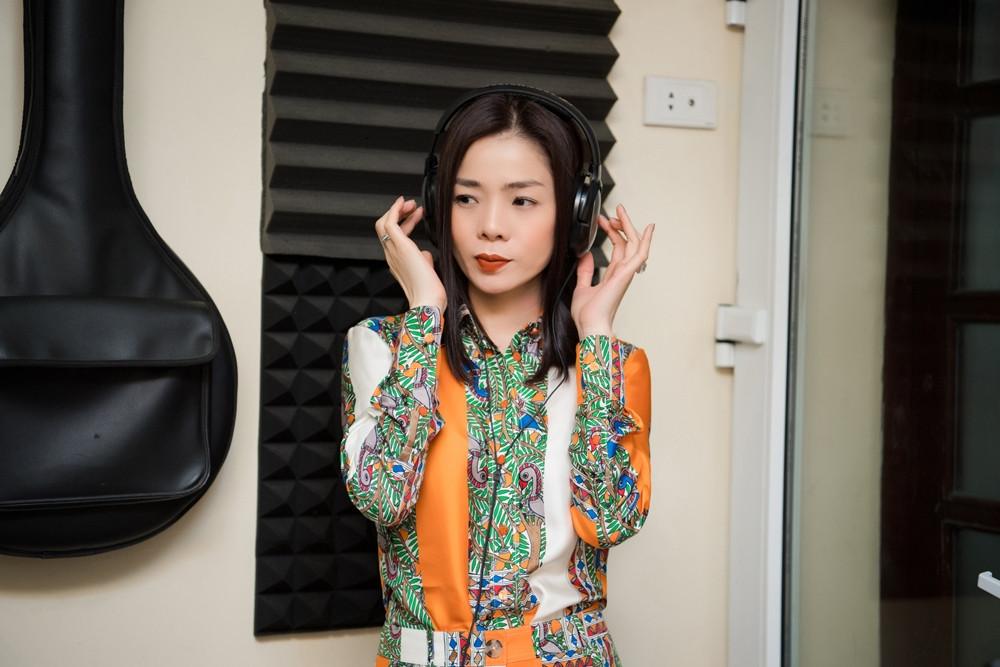 Cùng với việc chuẩn bị hiệu ứng sân khấu, Lệ Quyên cũng miệt mài tập luyện cùng ban nhạc và luyện vũ đạo.