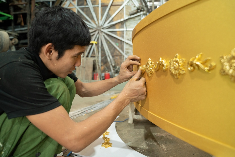 Hình ảnh hậu trường các nghệ nhân dát vàng đạo cụ sân khấu cho Q show 2 của Lệ Quyên.