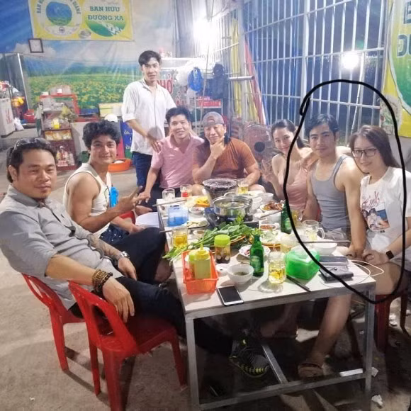 Thanh Binh bi bat gap nam tay co gai la giua tin don chia tay Ngoc Lan