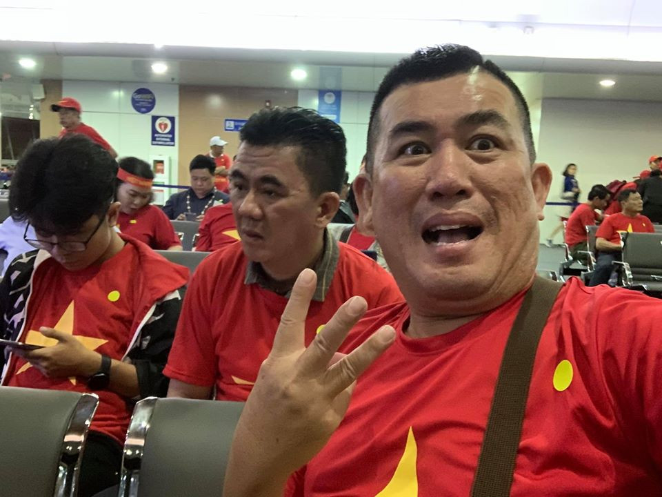 Cùng với Phương Thanh, danh hài Nhật Cường chia sẻ hình ảnh các nghệ sĩ và đoàn cổ động viên tại sân bay Philippines sau trận chung kết.