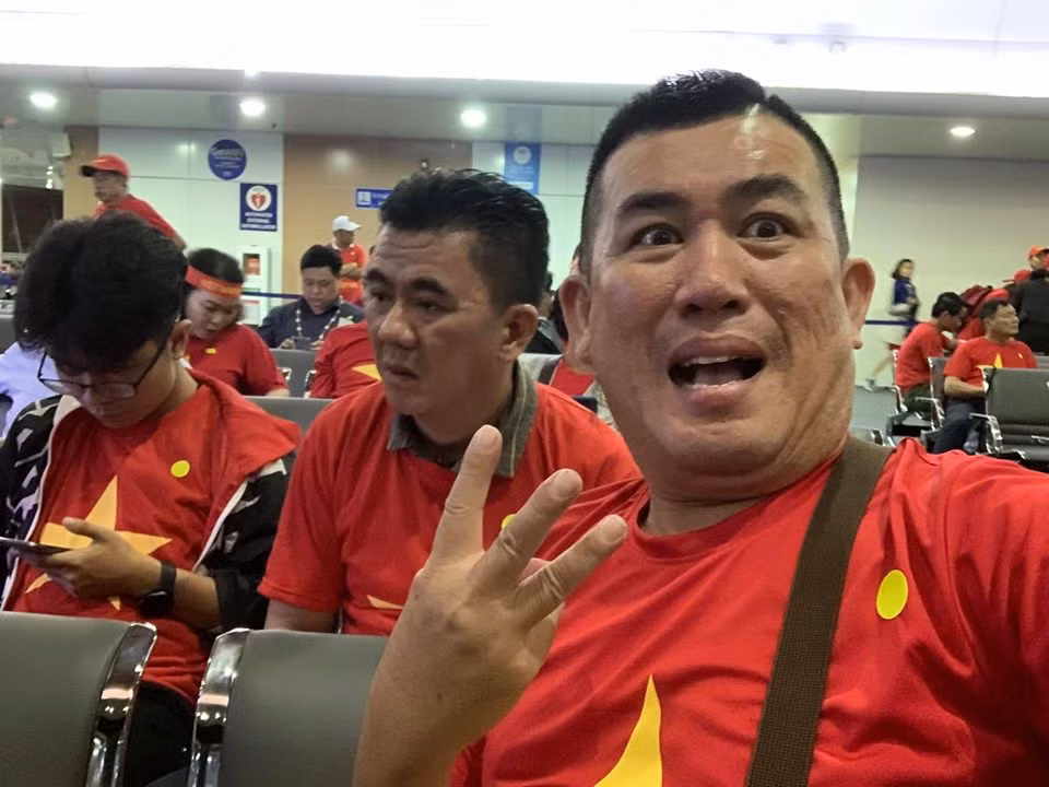 Cùng với Phương Thanh, danh hài Nhật Cường chia sẻ hình ảnh các nghệ sĩ và đoàn cổ động viên tại sân bay Philippines sau trận chung kết.